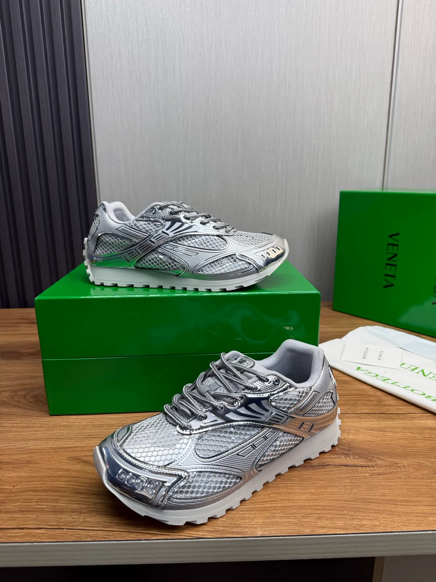 Men's men's shoes 💰620💰 BV top version 𝘽𝙊𝙏𝙏𝙀𝙂𝘼 𝙑𝙀𝙉𝙀𝙏𝘼 Orbit sneakers Wang Yibo same style couple style dad shoes 🩷💚 Runner sneakers, made of lightweight technical mesh fabric. Features a geometric patterned rubber outsole. Pay attention to the package craftsmanship ❕ High version shipping ❗️ Very nice, durable to play with and durable to make ✔️ Standard version 💯💯 The outsole is made of color-blocked TPU outsole. Women’s model 35-41 (40 41 customized) Men’s model 39-46 (45.46 customized) Equipped with original packaging